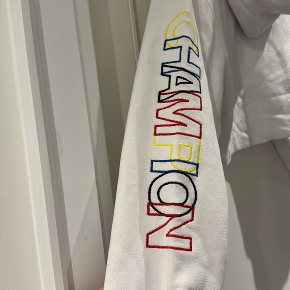Champion Cropped Hoodie. Colourful logo down arm - Picture 3 of 7